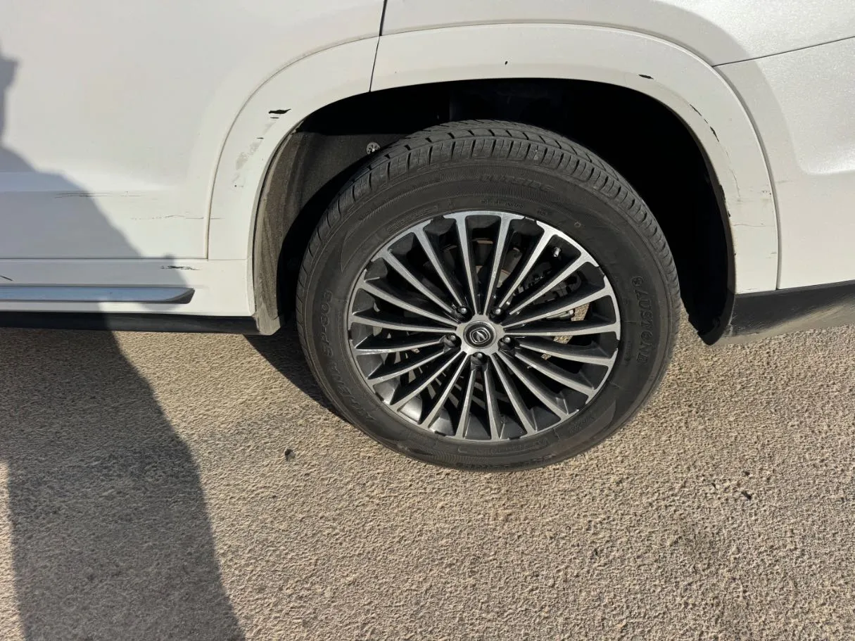 Car image 9