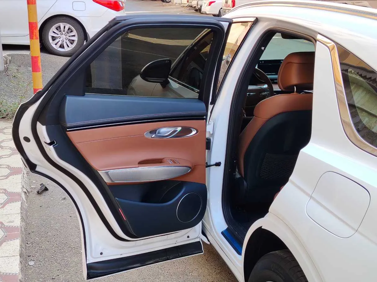 Car image 14