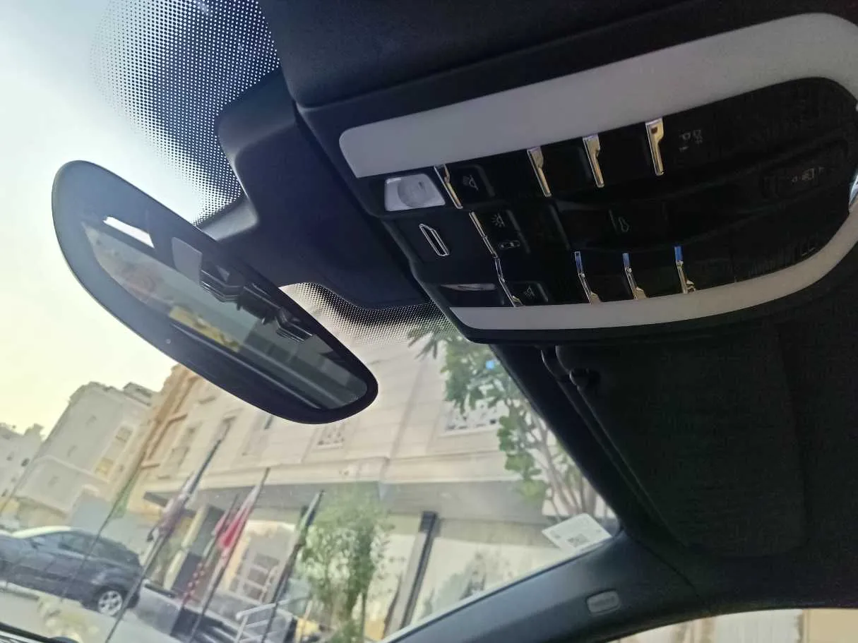 Car image 32