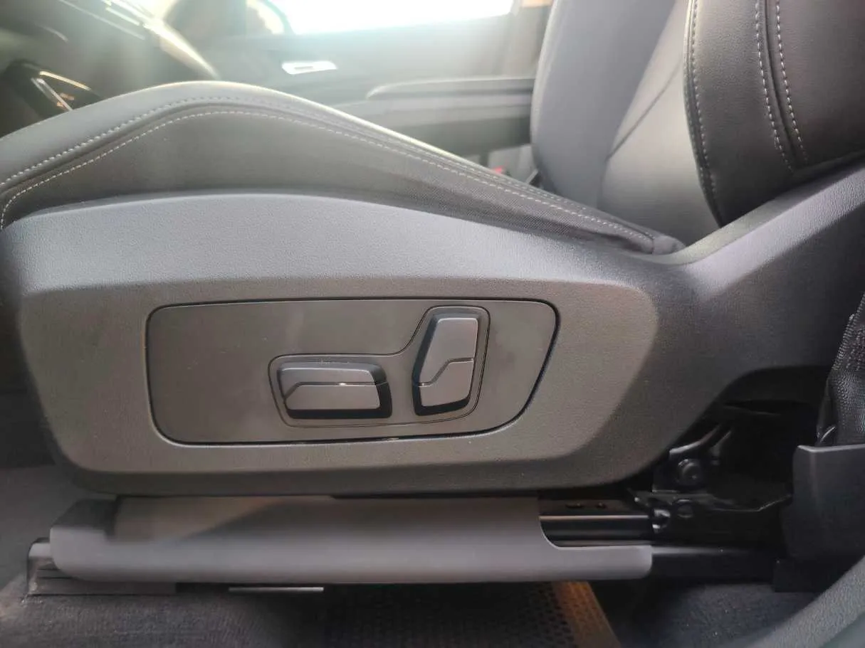 Car image 28