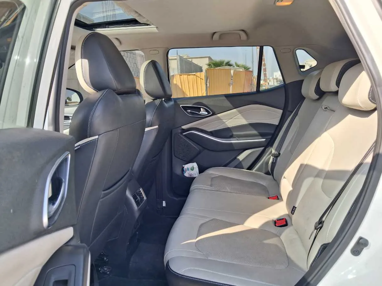 Car image 12