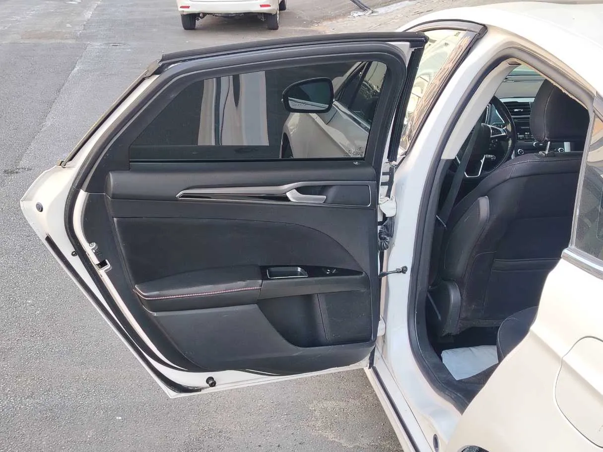 Car image 14