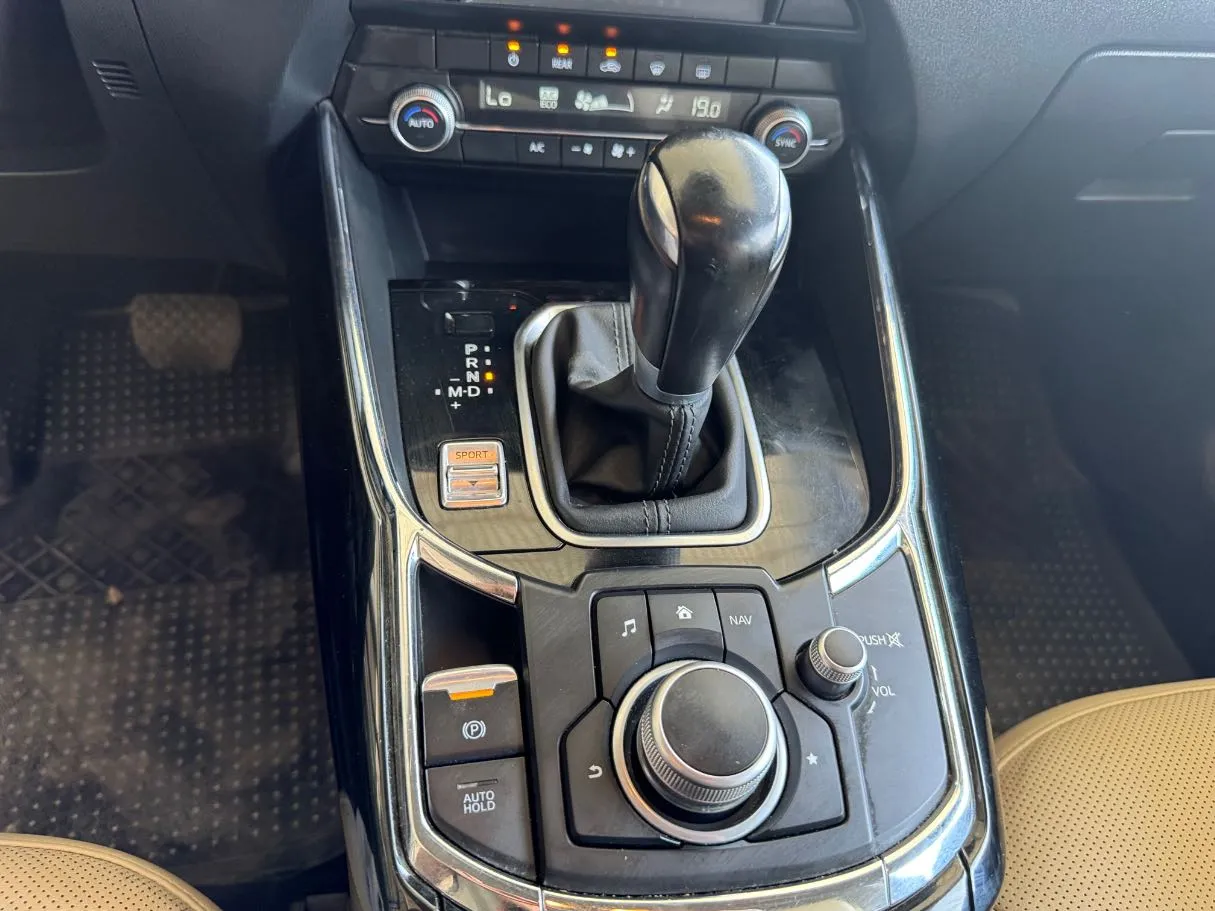 Car image 12