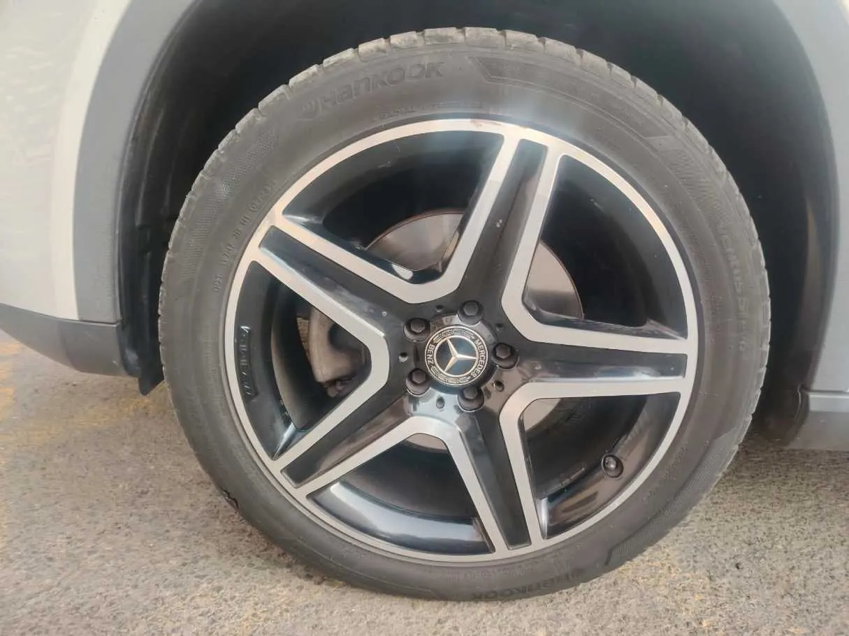 Car image 10