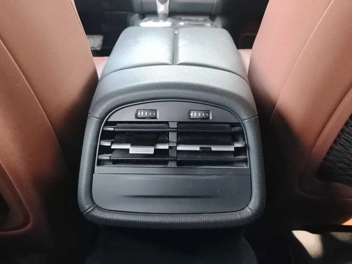 Car image 32