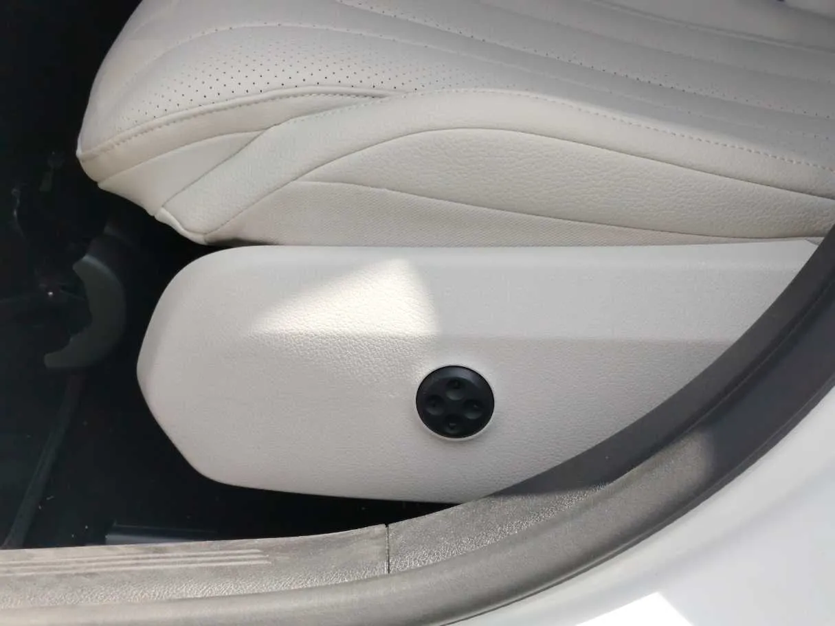 Car image 35