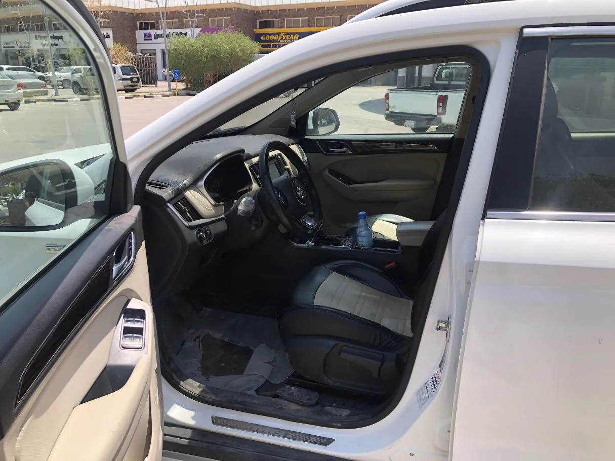 Car image 11