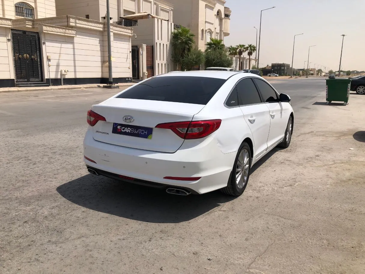 Car image 5