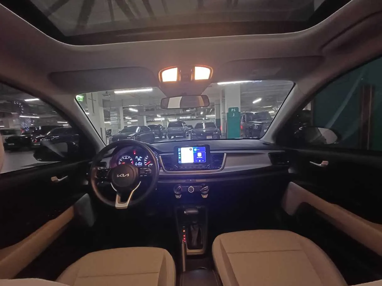 Car image 14