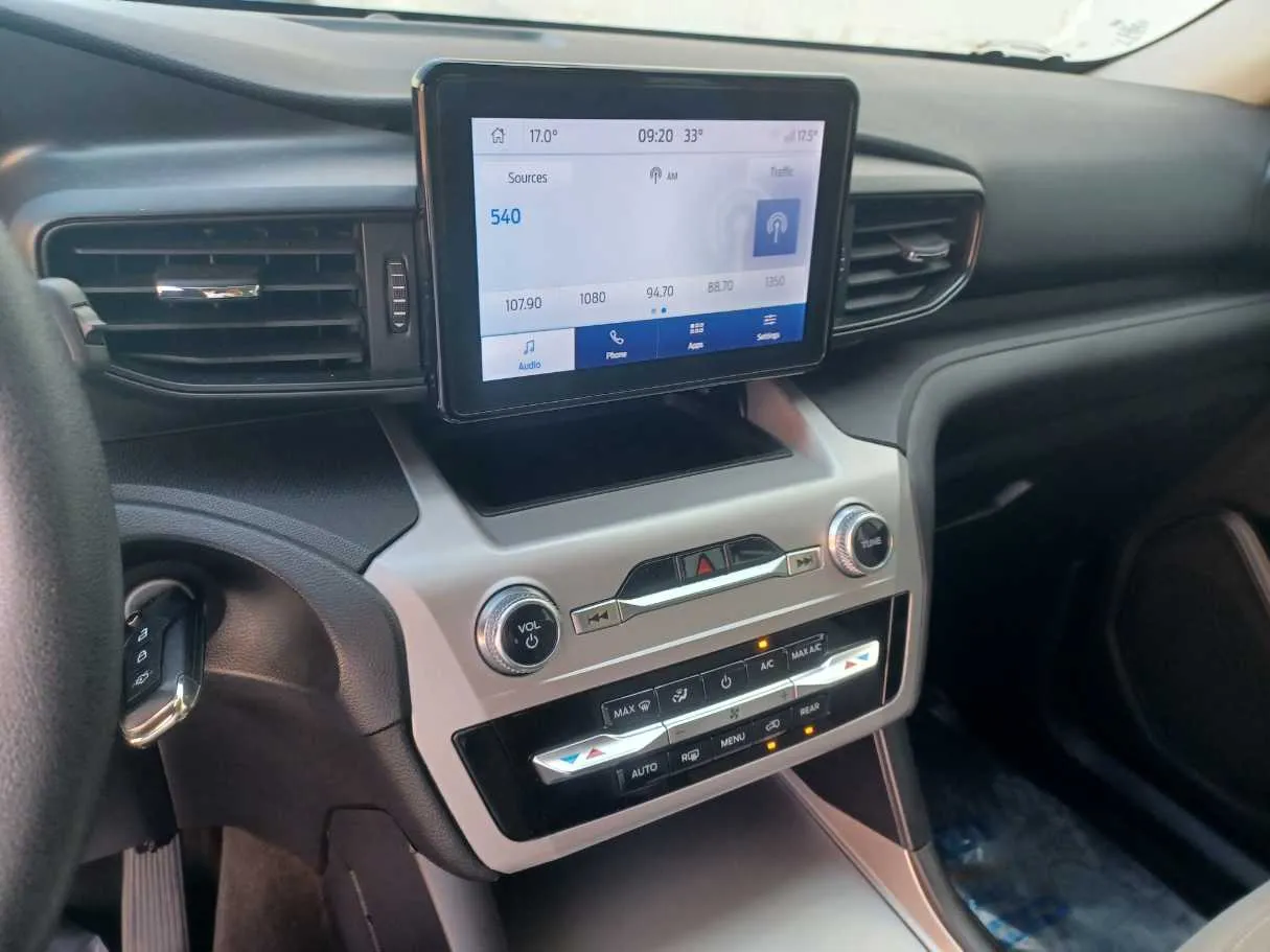 Car image 18