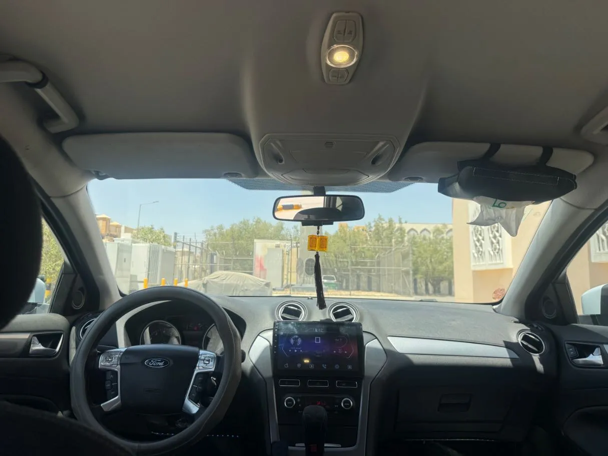 Car image 14