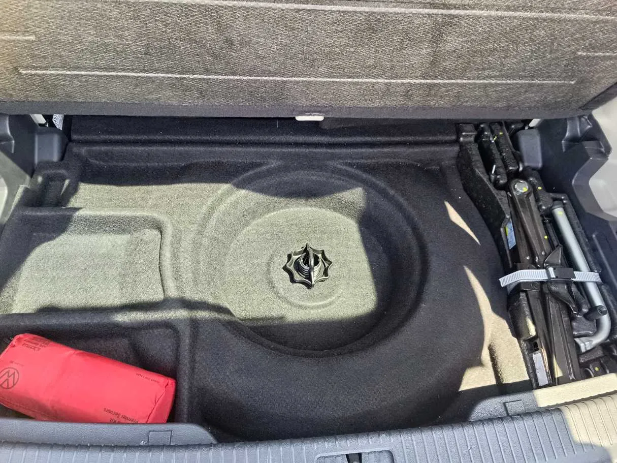 Car image 25