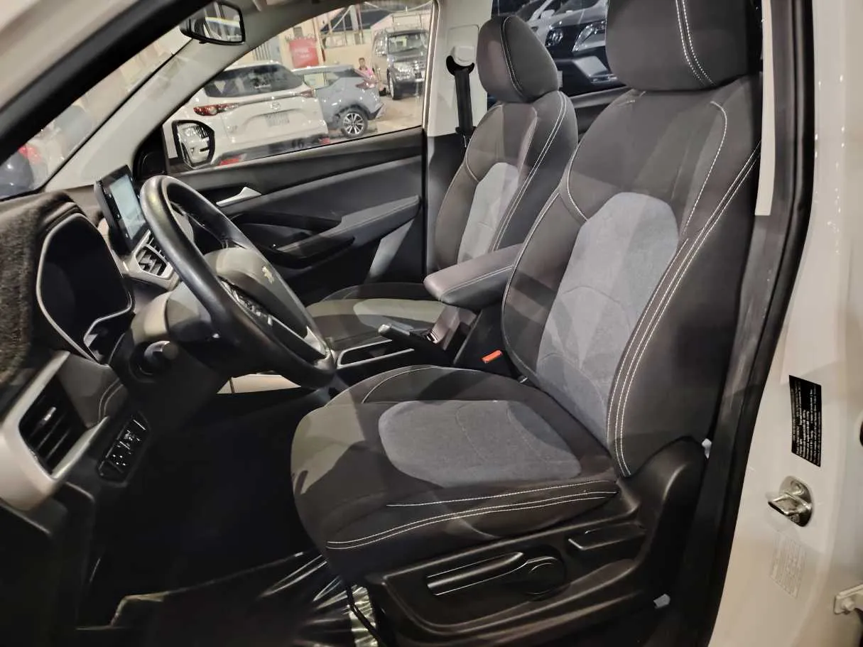 Car image 13