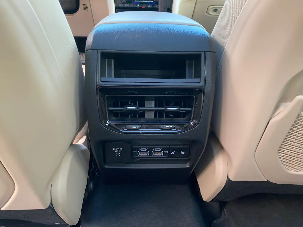 Car image 30