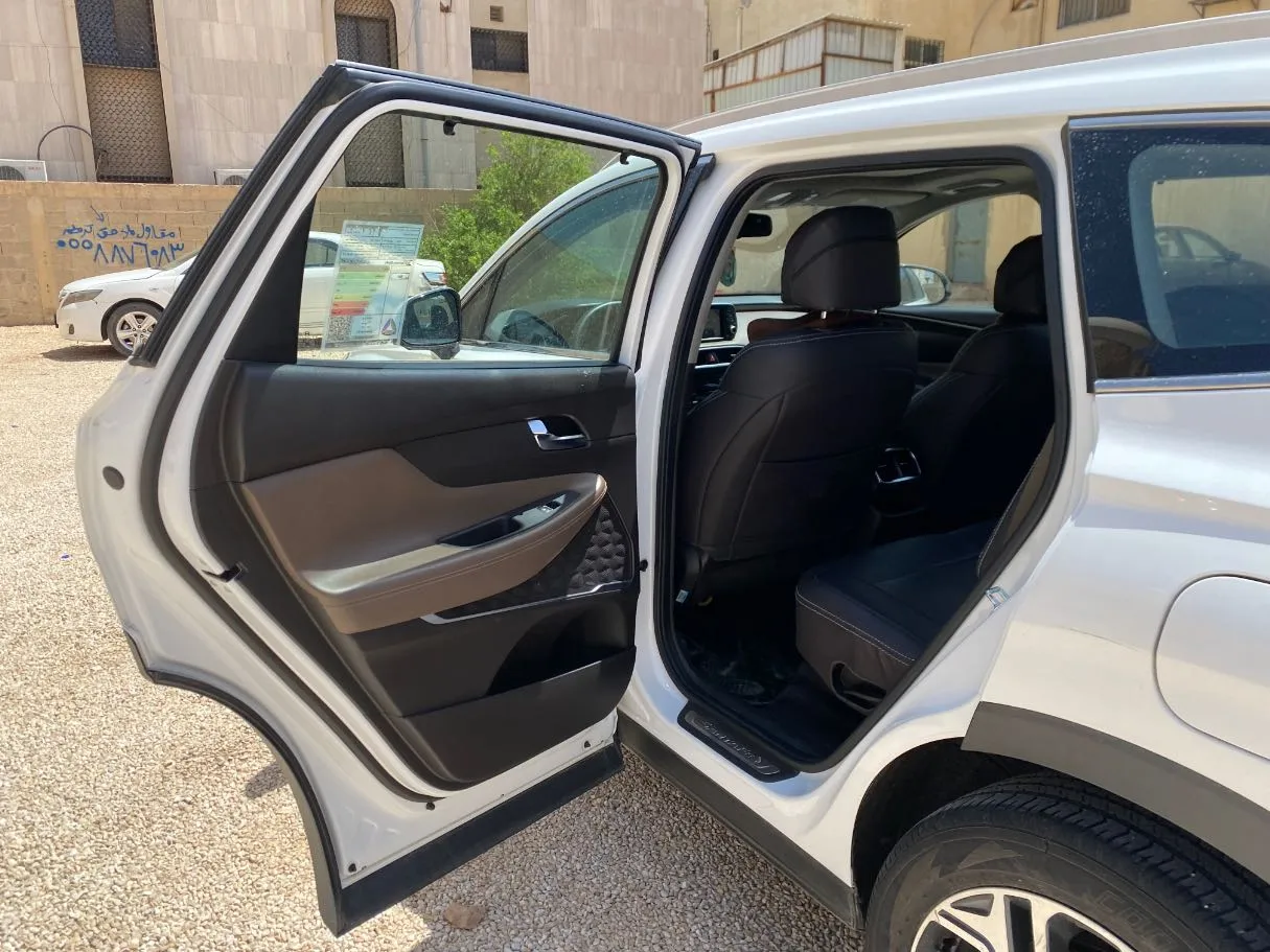 Car image 12