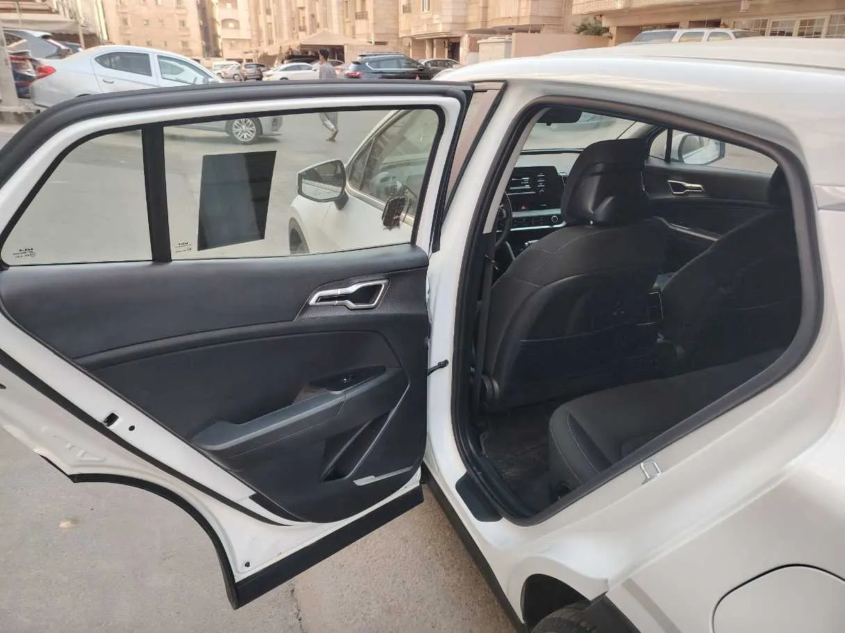 Car image 18