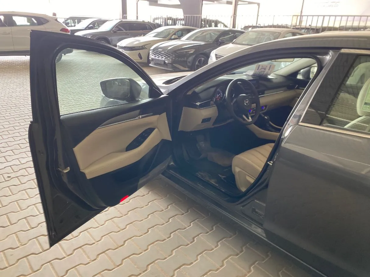 Car image 10
