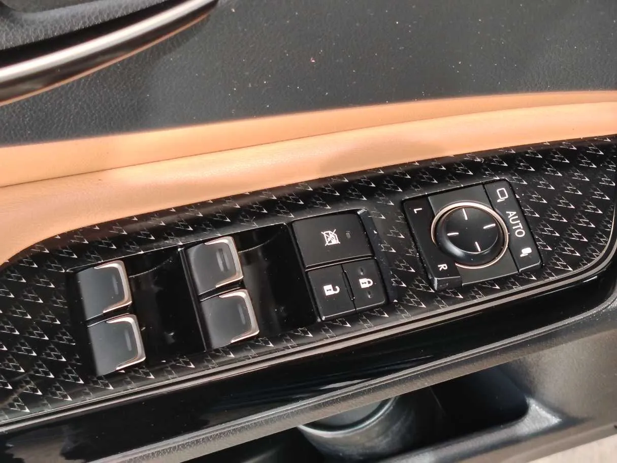 Car image 32