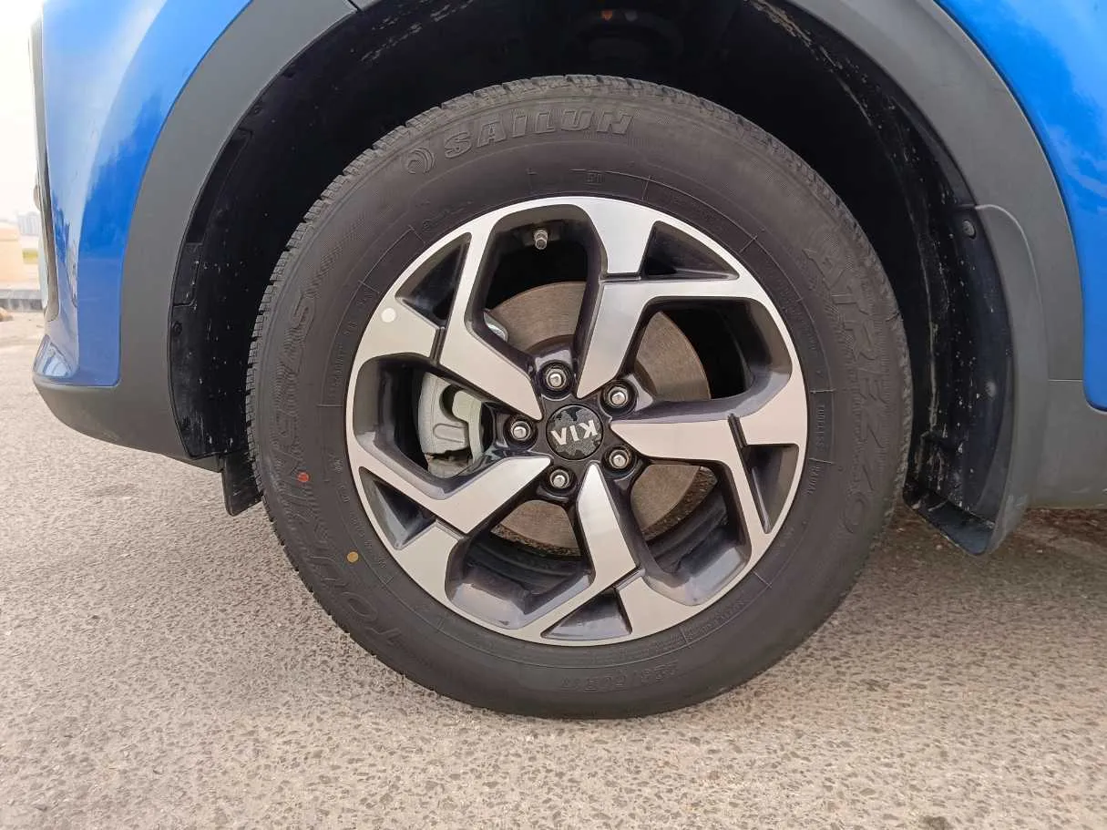 Car image 9