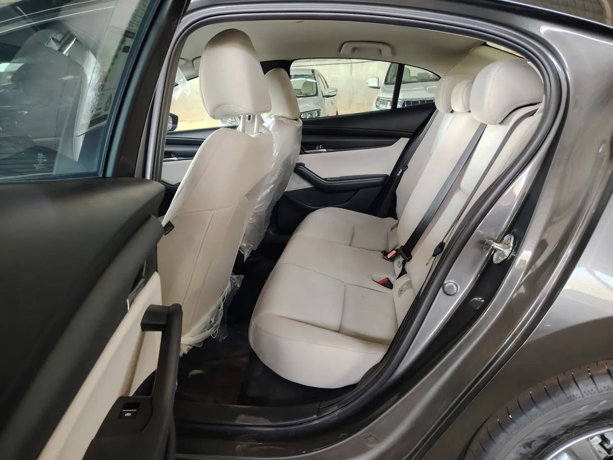 Car image 15