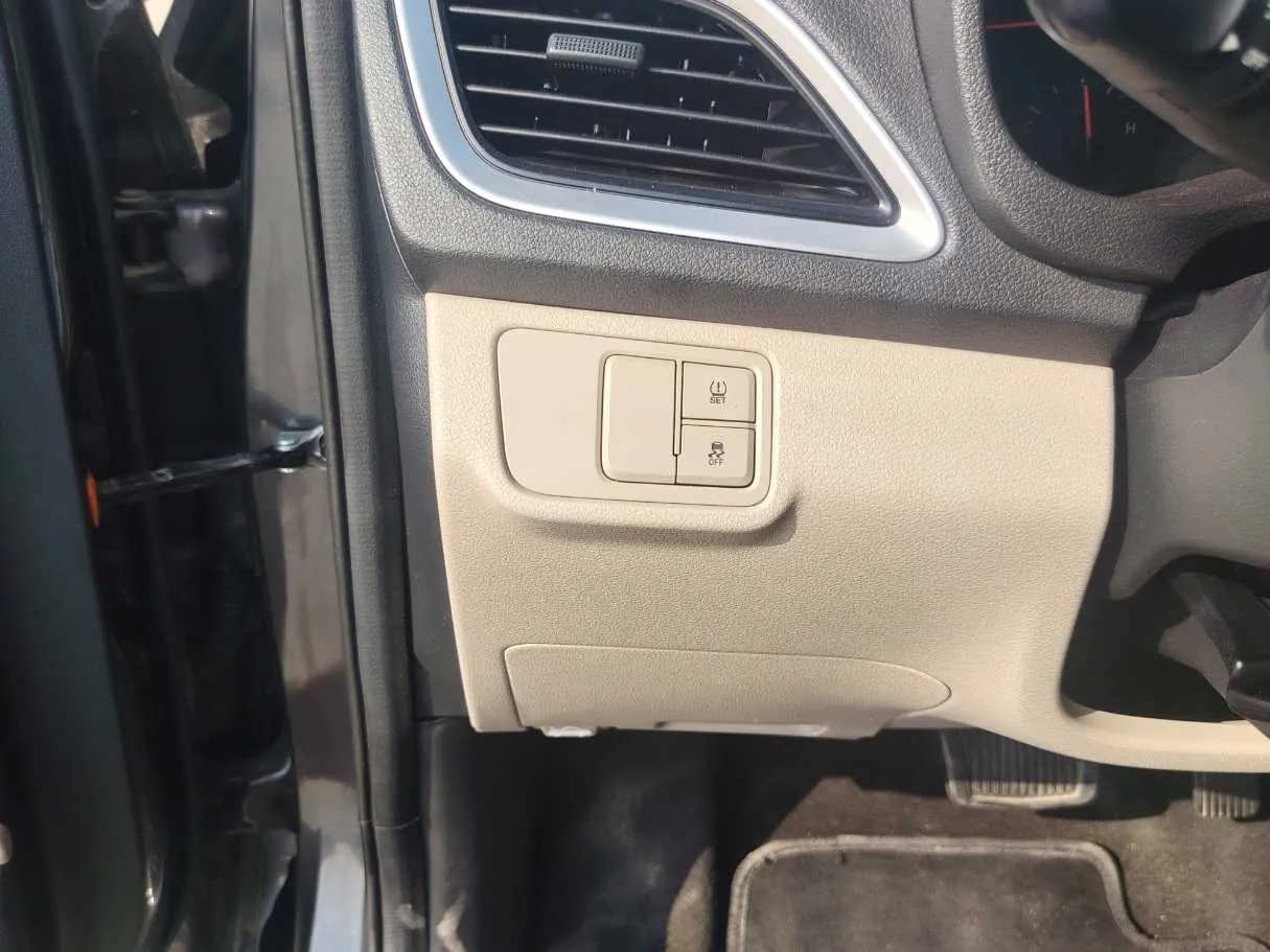 Car image 26