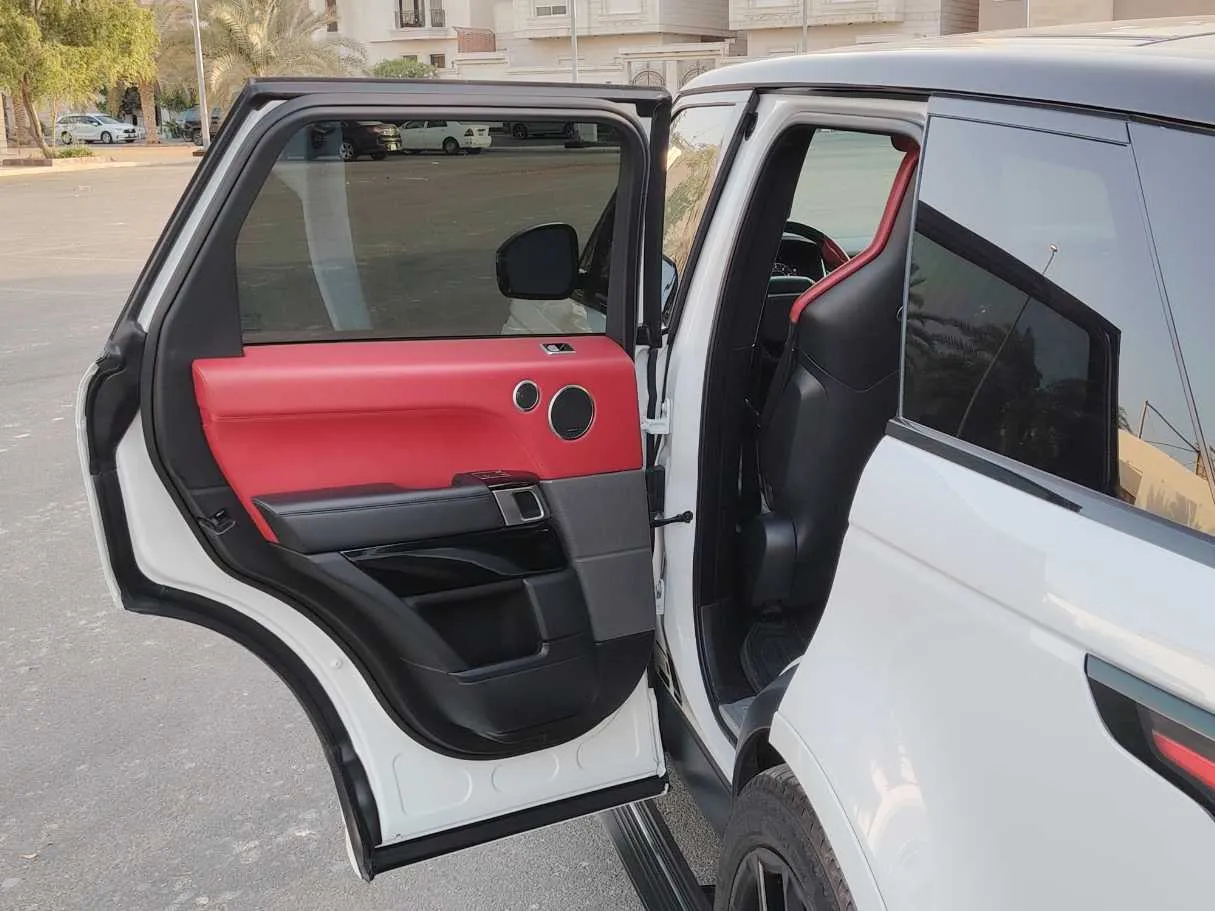 Car image 14