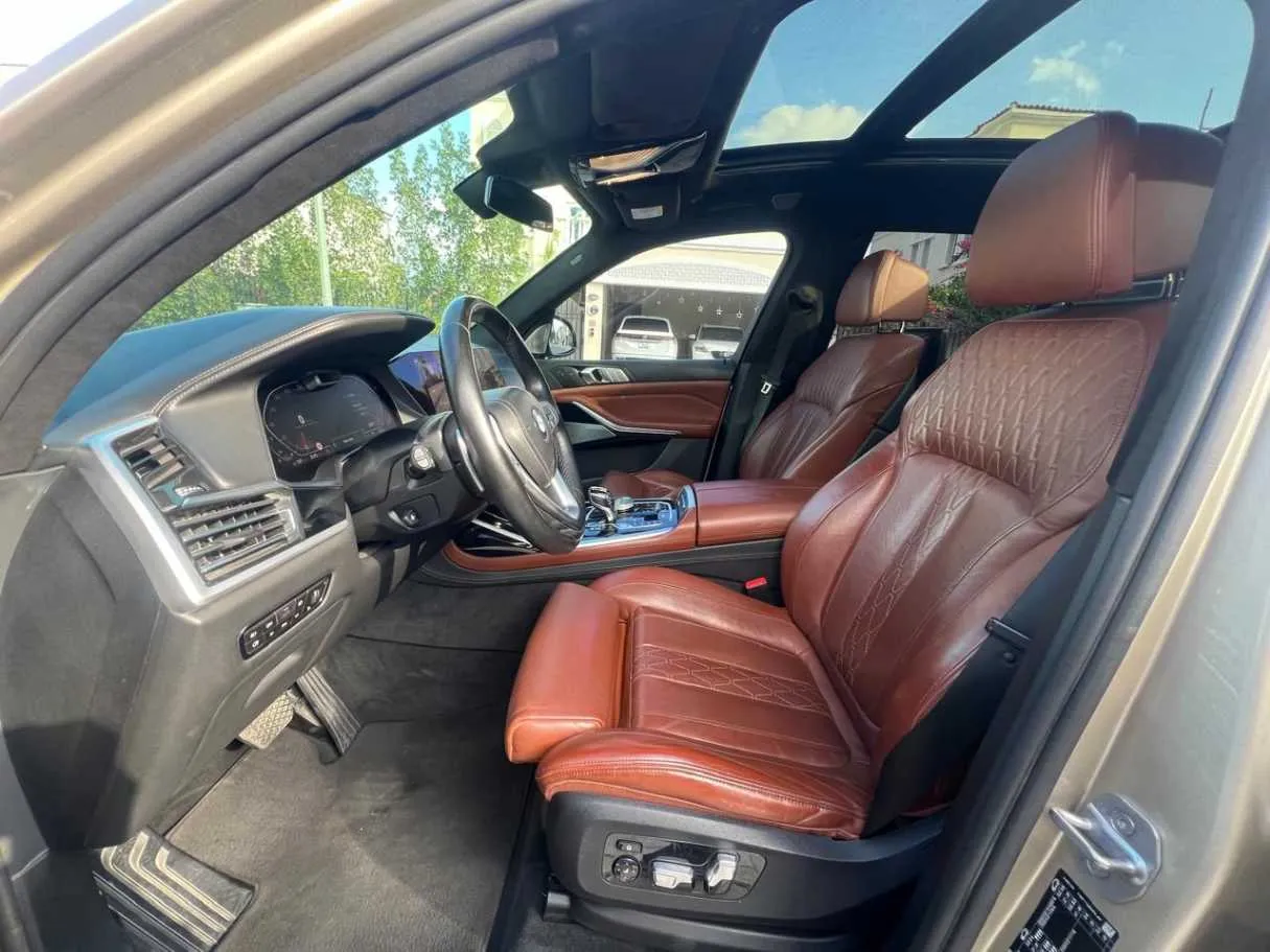 Car image 10