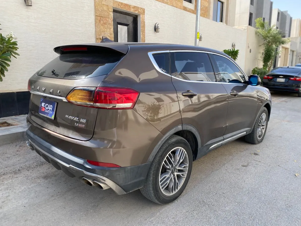 Car image 4