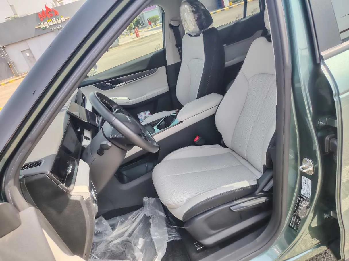 Car image 13
