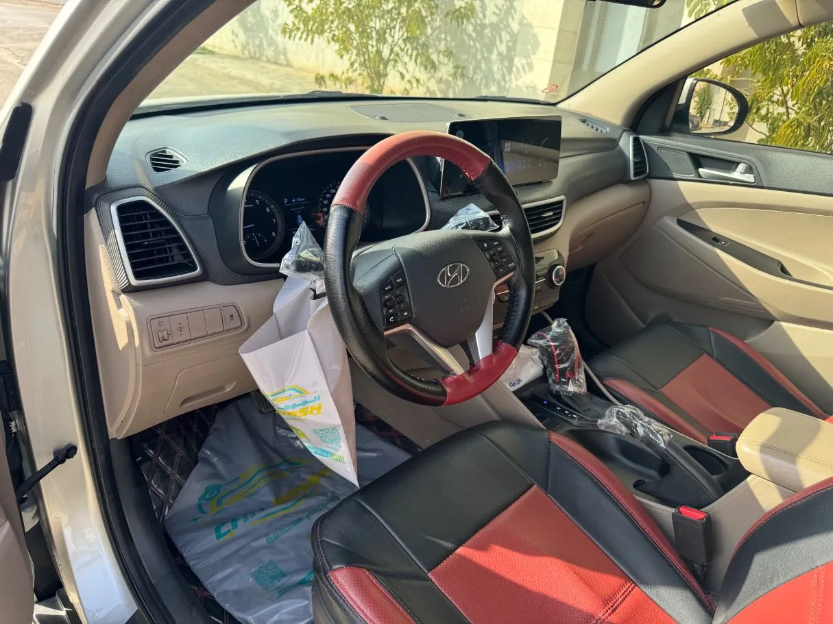 Car image 12
