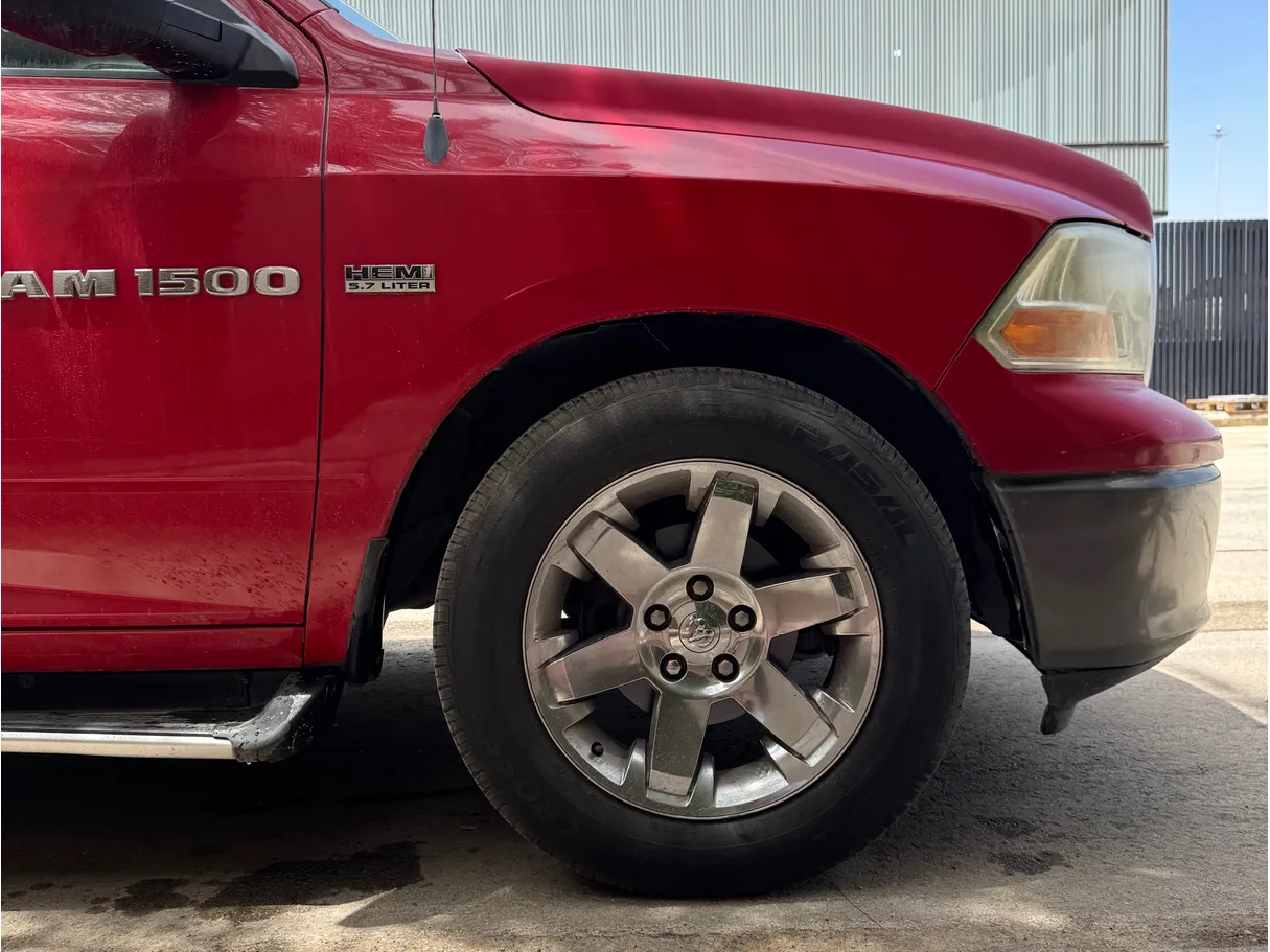 Car image 9