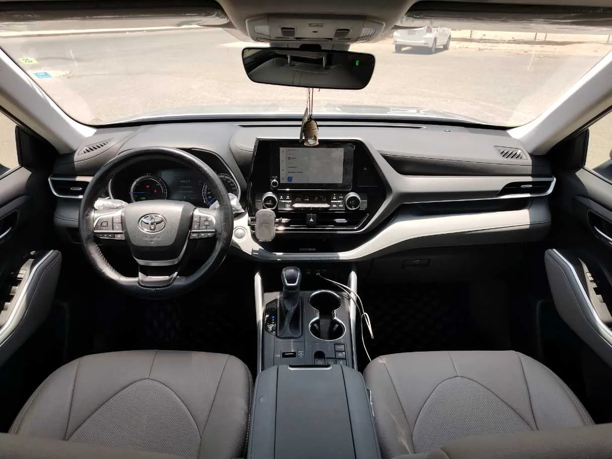 Car image 19