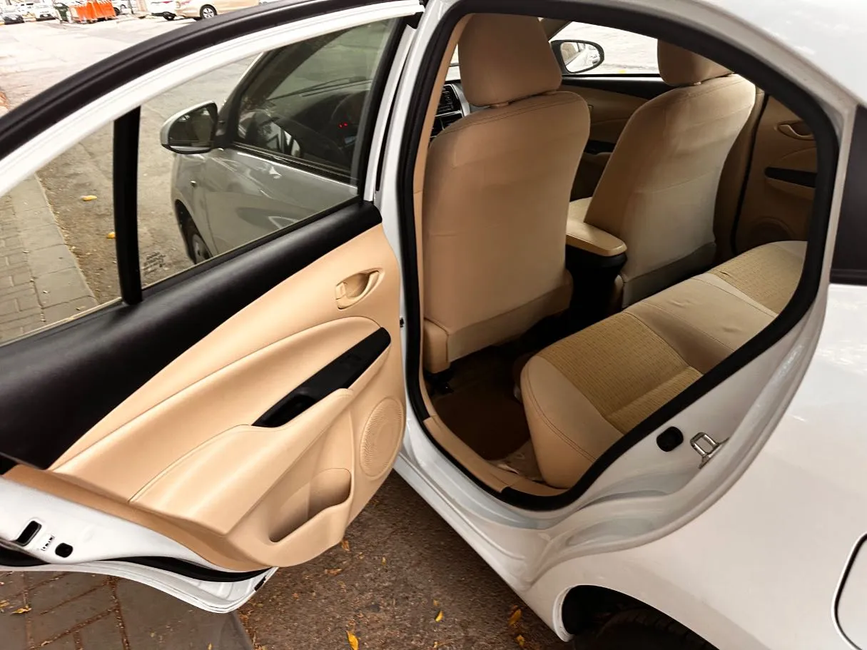 Car image 14
