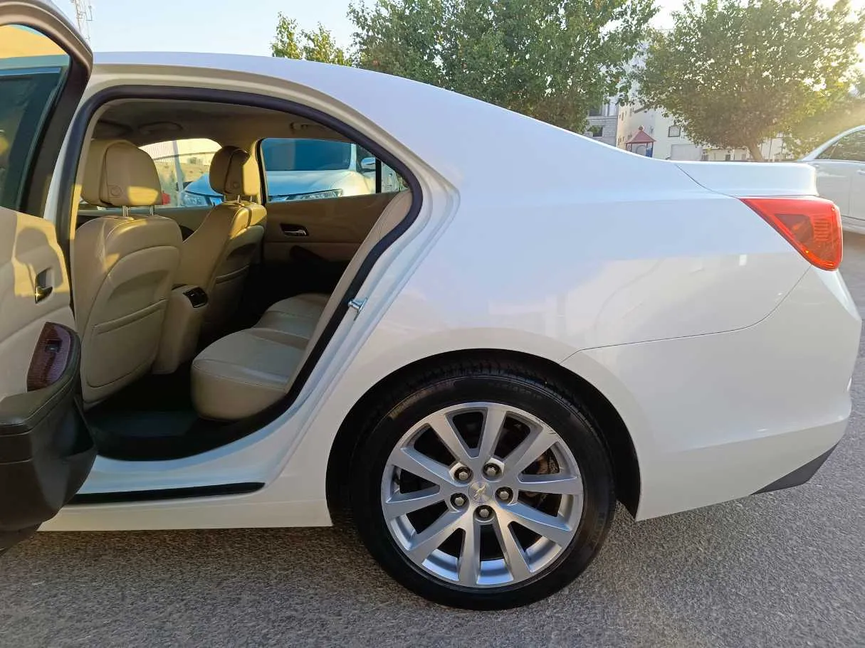 Car image 18