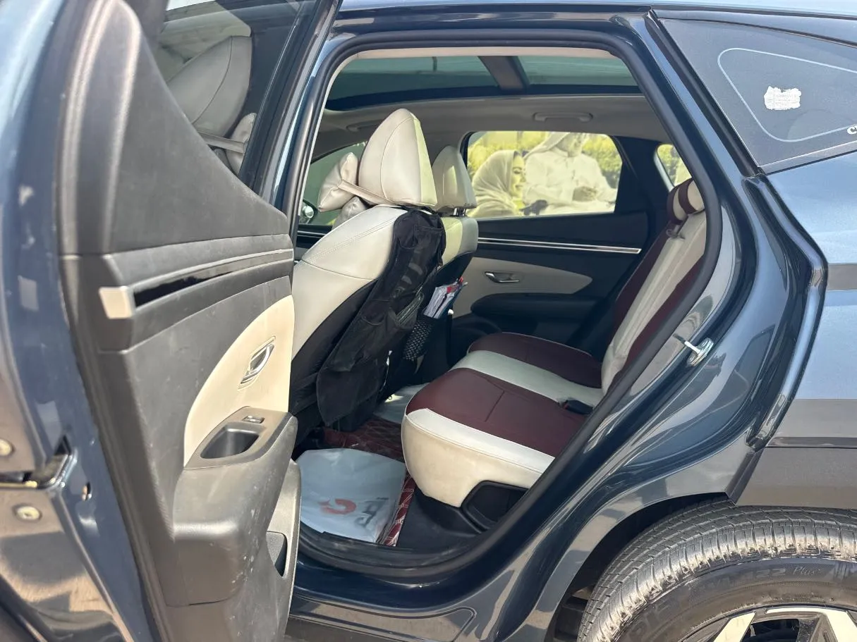 Car image 13