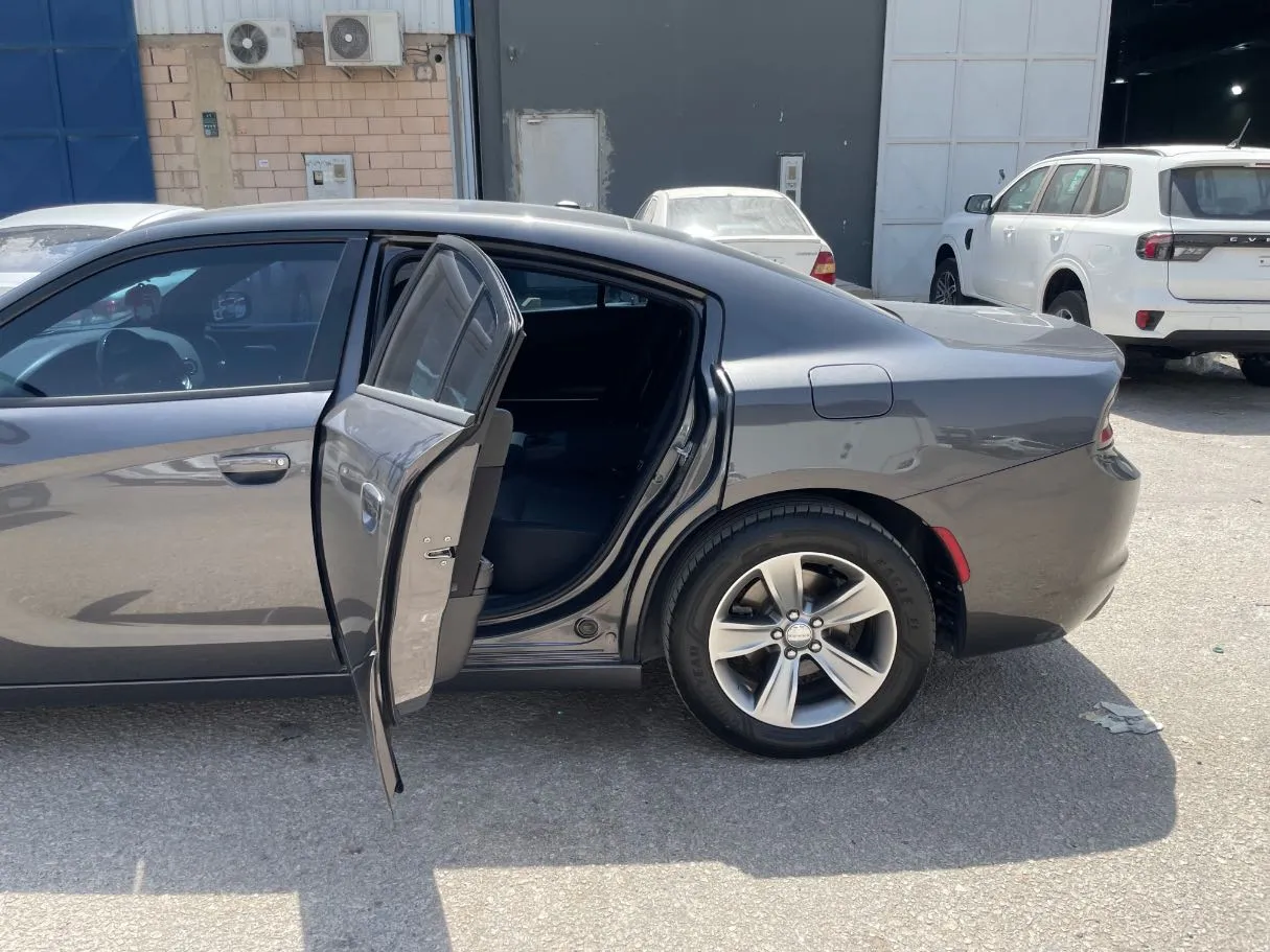 Car image 15