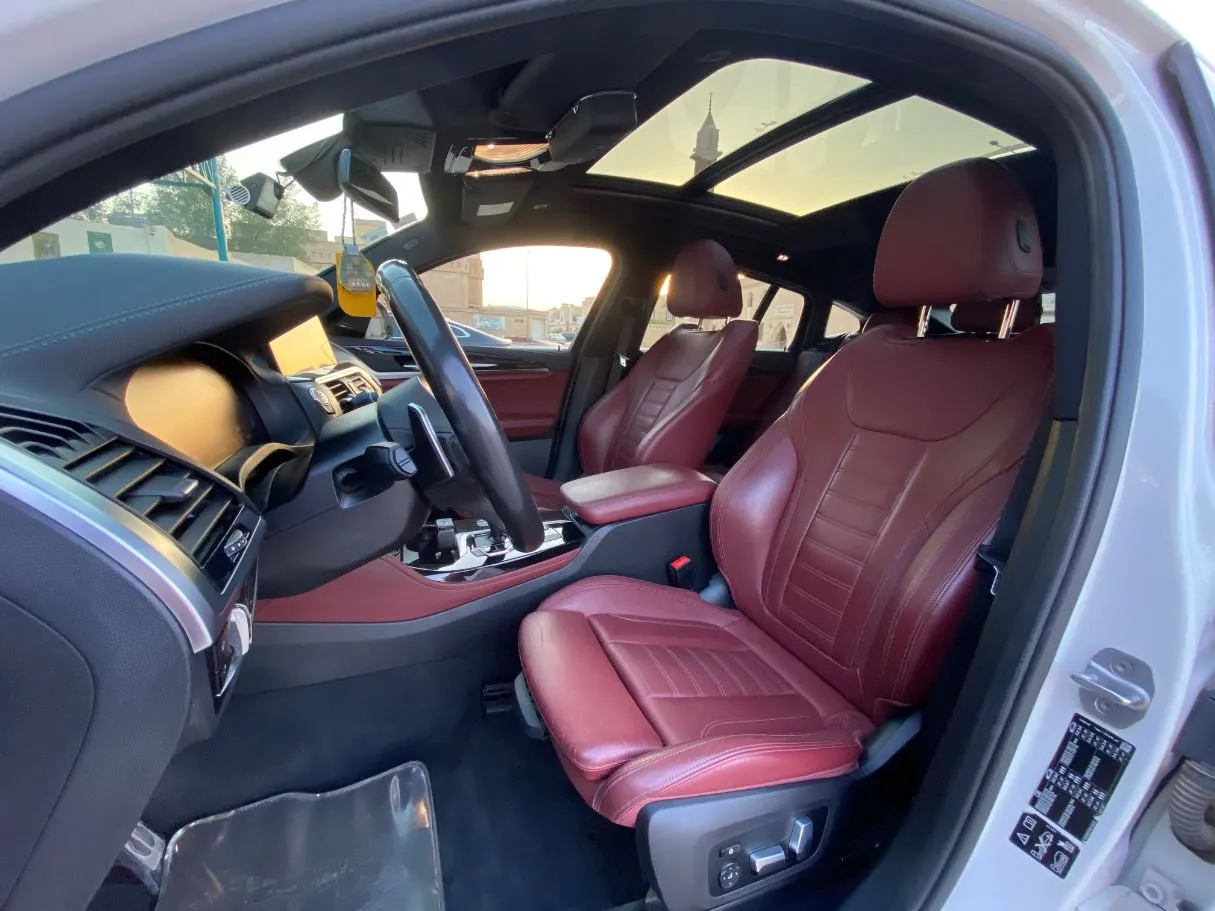 Car image 10