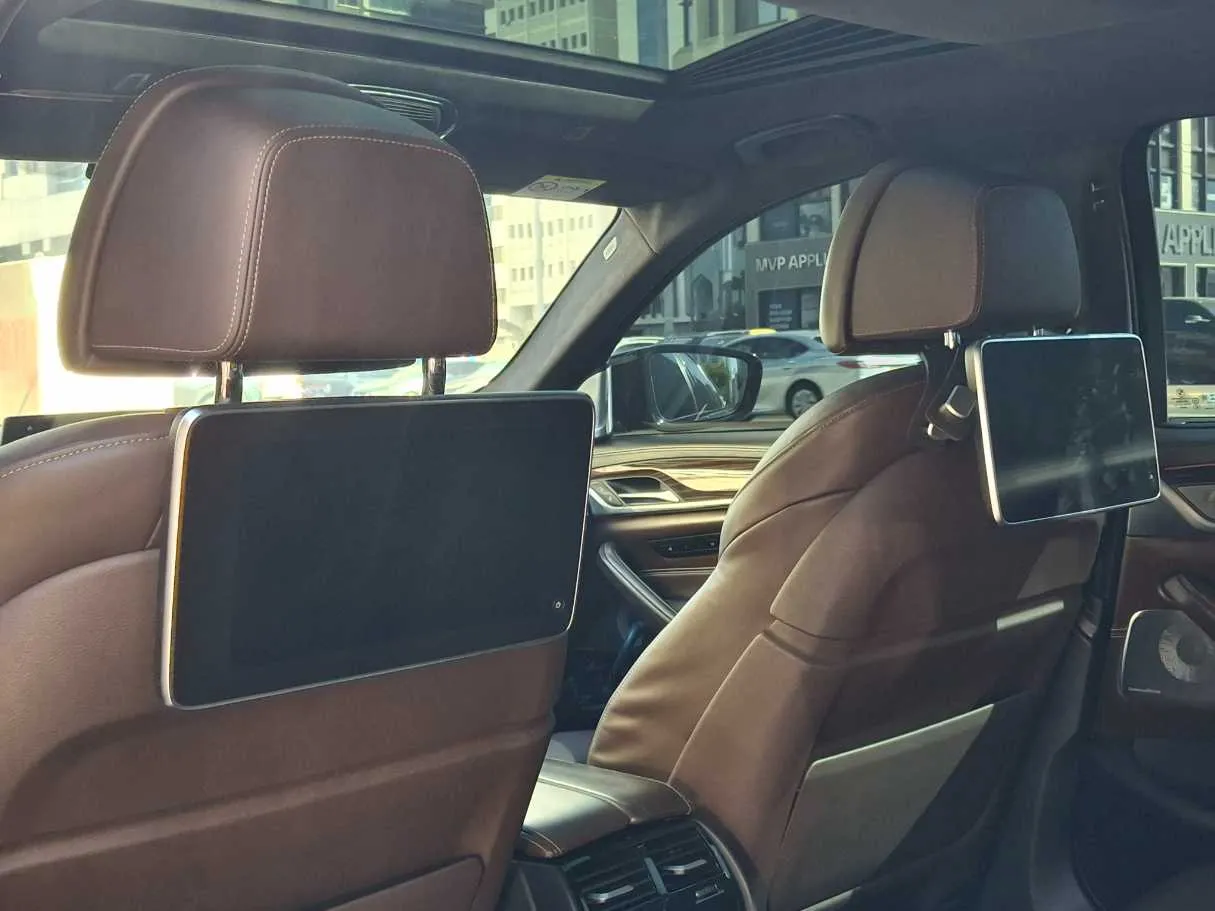 Car image 18