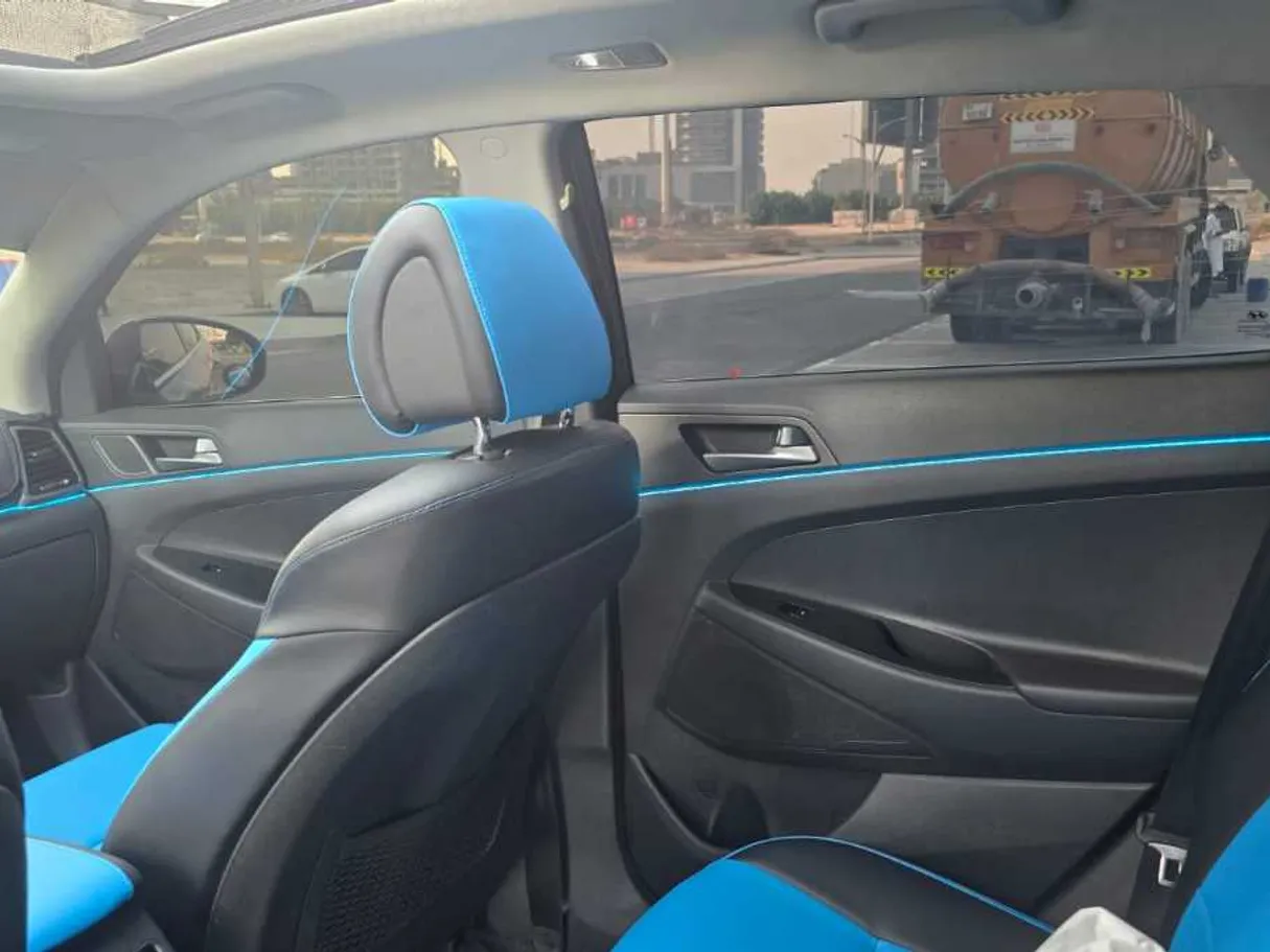 Car image 11