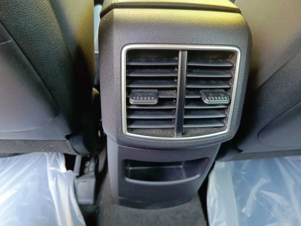 Car image 27