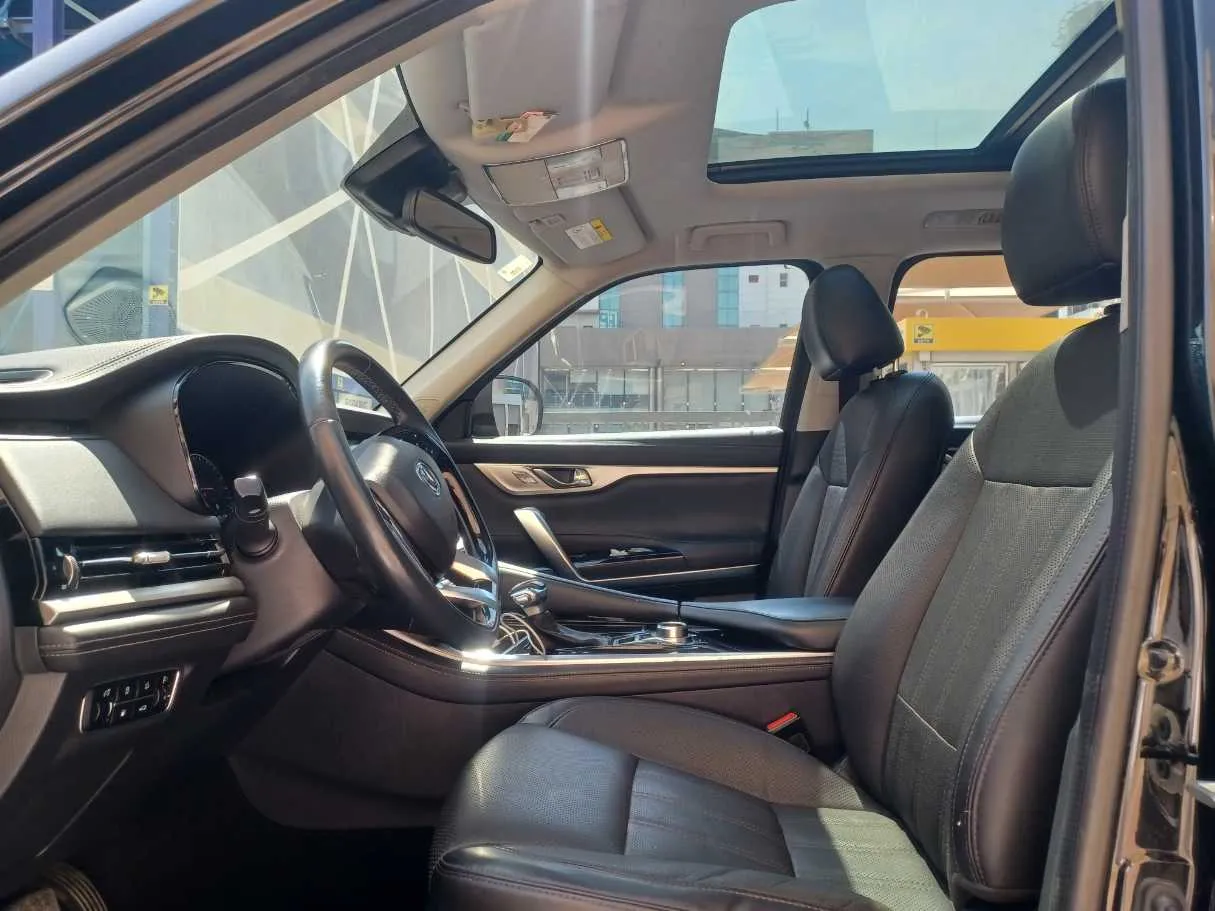 Car image 12
