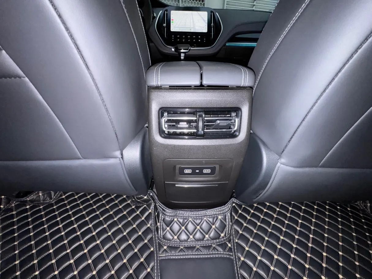 Car image 25