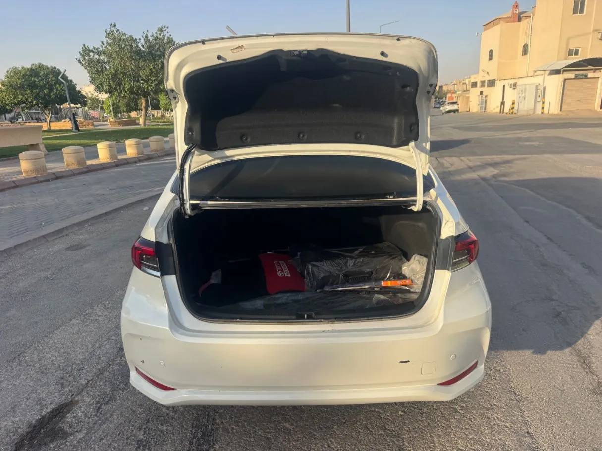 Car image 19