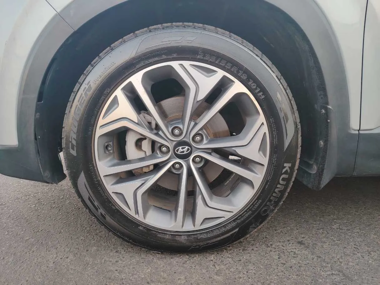 Car image 9