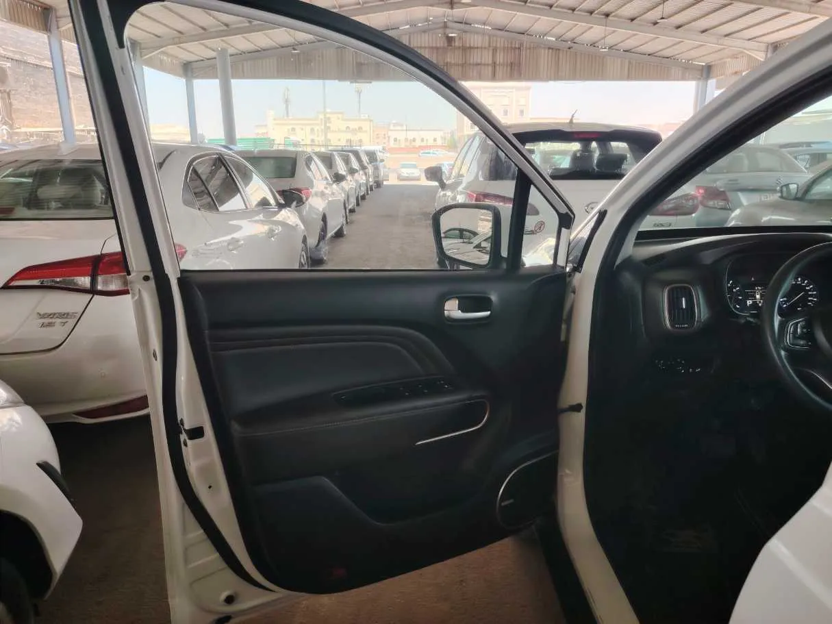 Car image 12