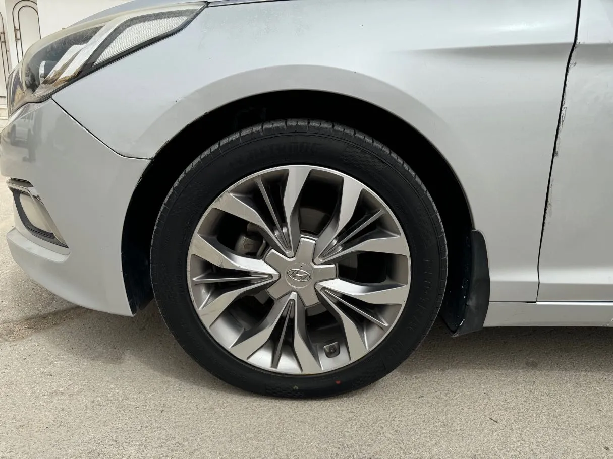 Car image 9
