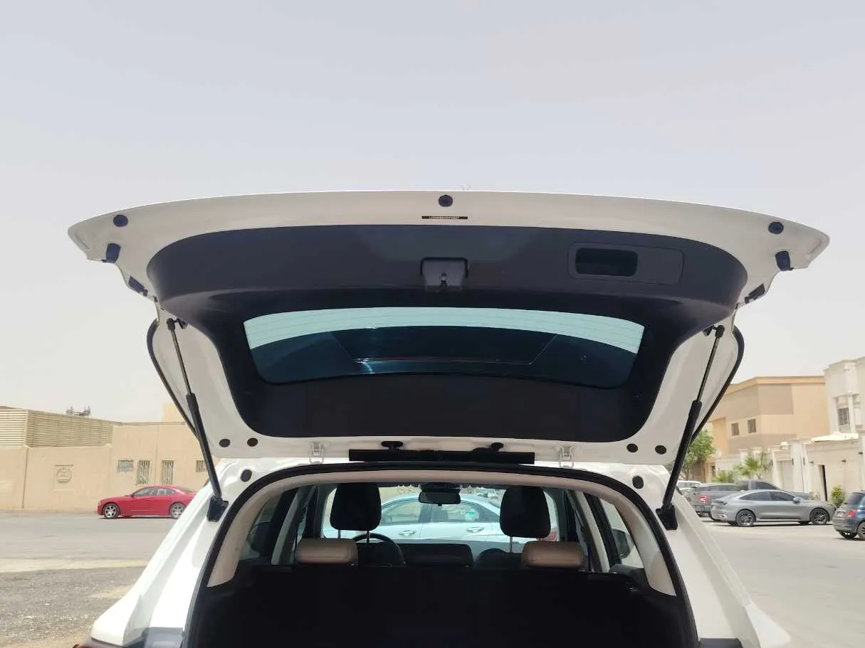 Car image 26