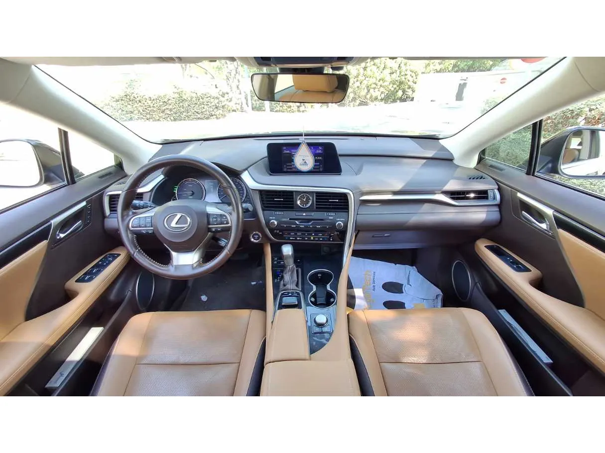 Car image 18