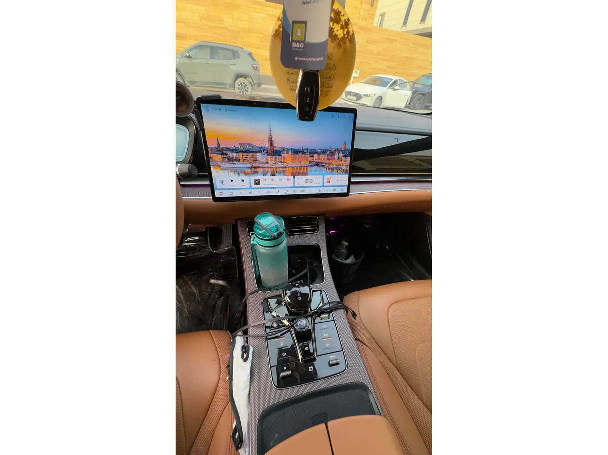 Car image 14
