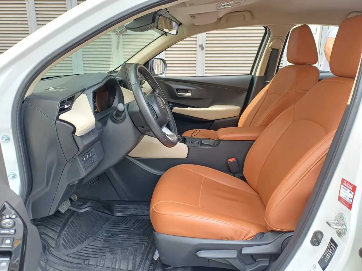 Car image 12